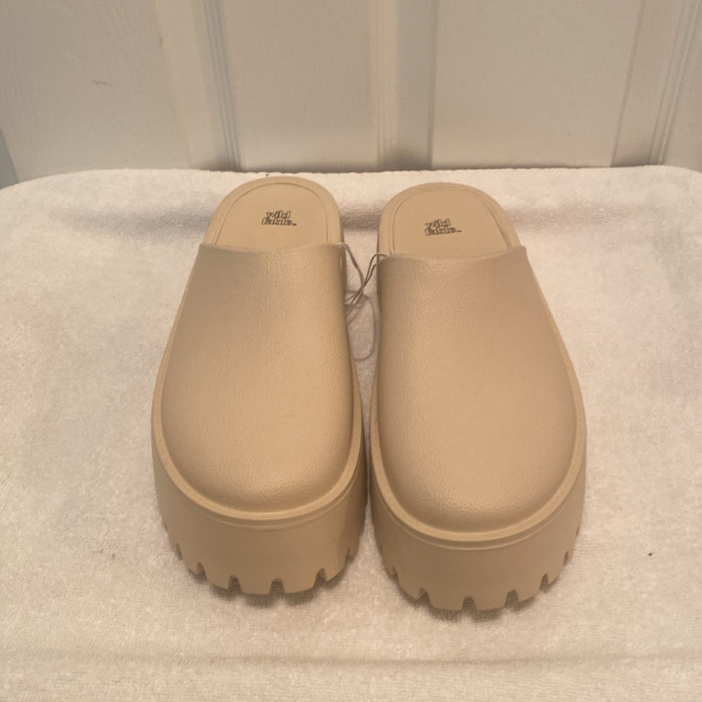 NWOT Wild Fable Tan Slip On Shoes…size 10 - Picture 4 of 6